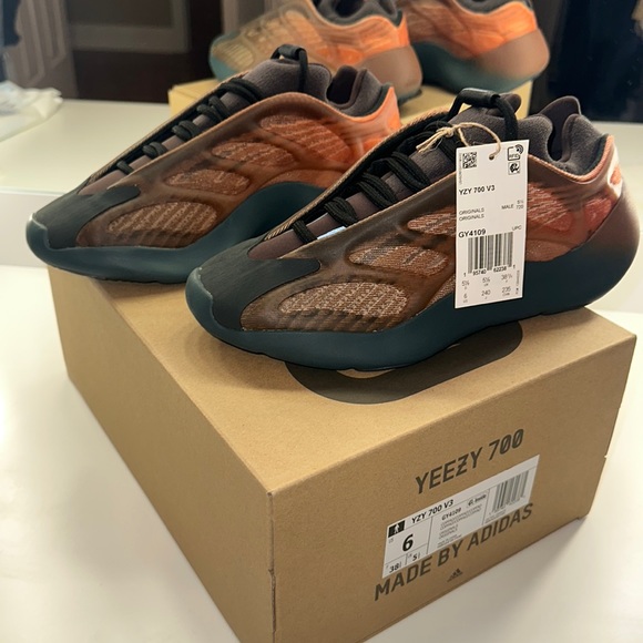 YEEZY 700 V3 COPPER FADE - Picture 1 of 9